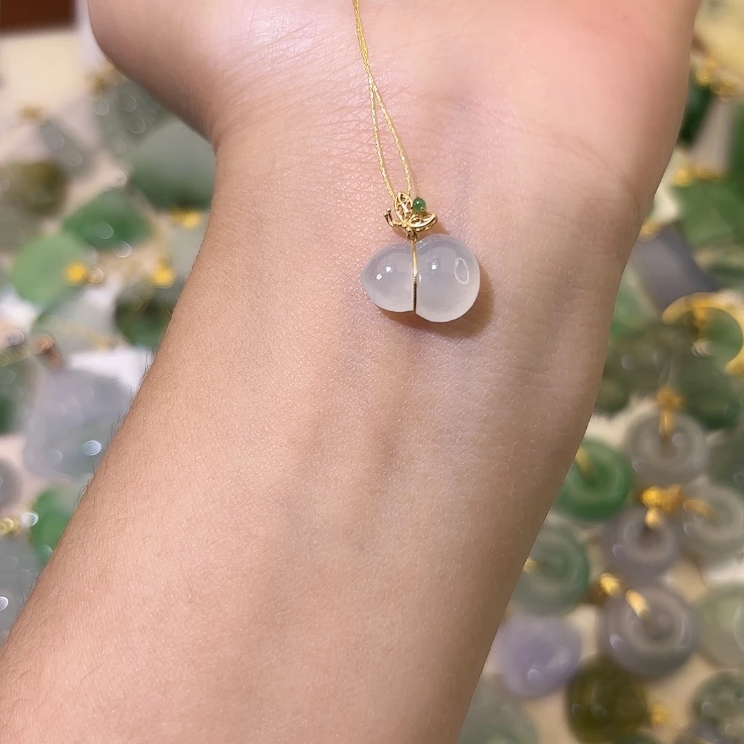 翡翠18K金镶嵌颈饰葫芦