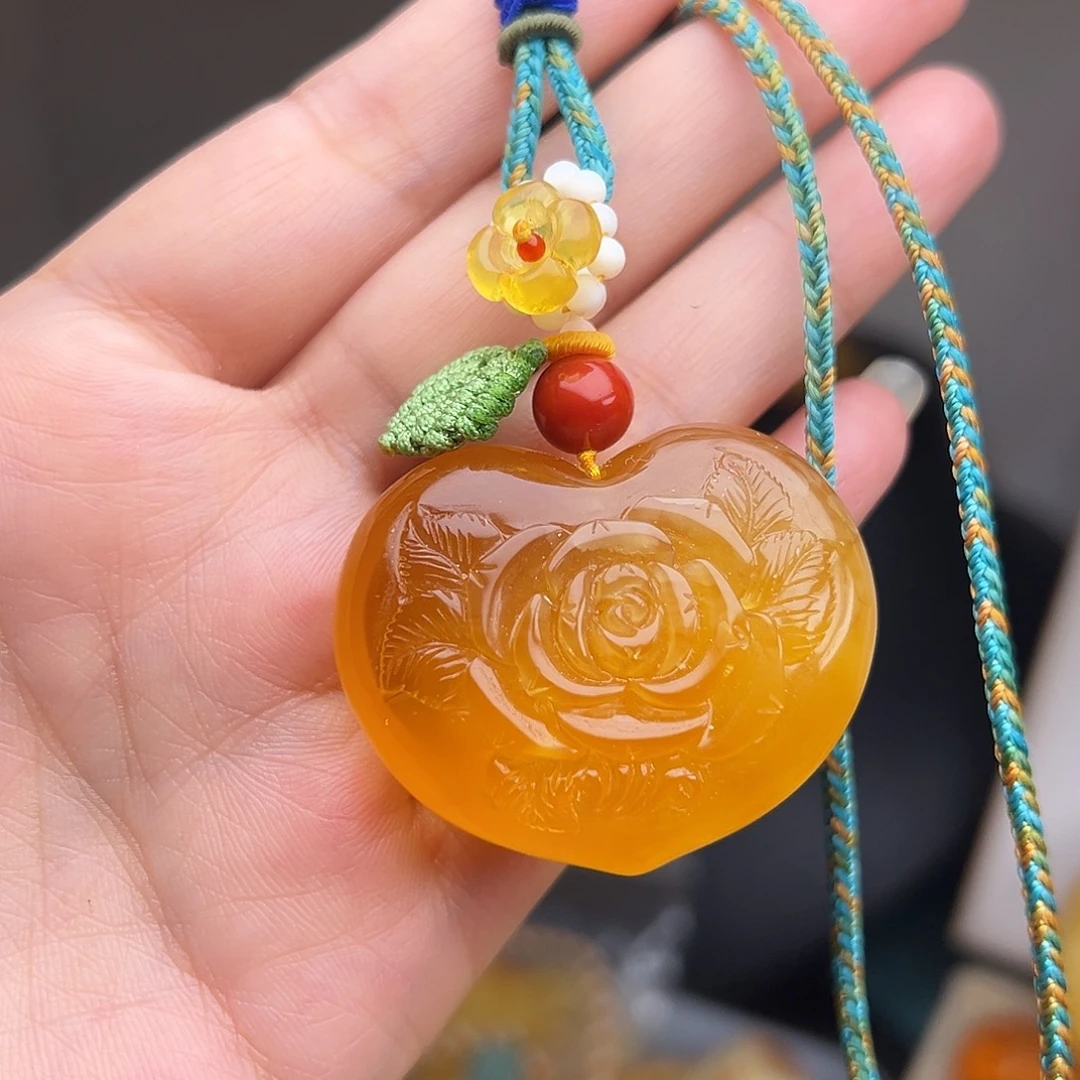 蜜蜡未镶嵌颈饰玫瑰花爱心