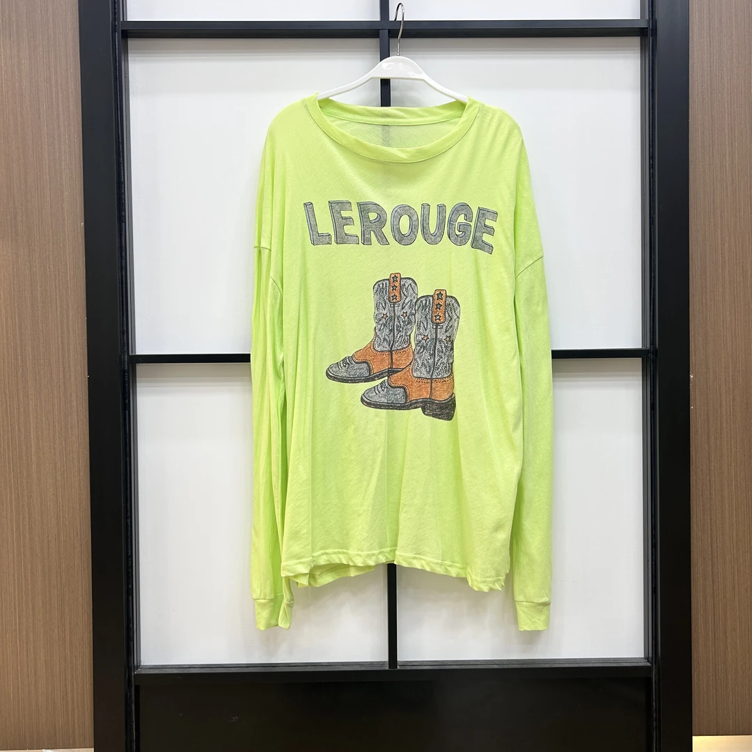 周美美  荒野报刊做旧复古骑士靴印花圆领长袖防晒T恤