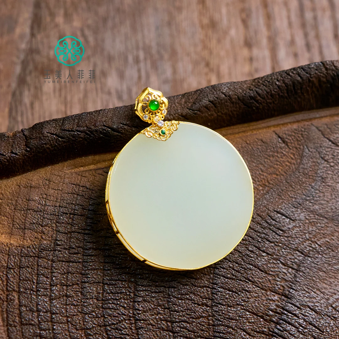菲菲珠宝好*18K和田玉圆牌吊坠约30mm