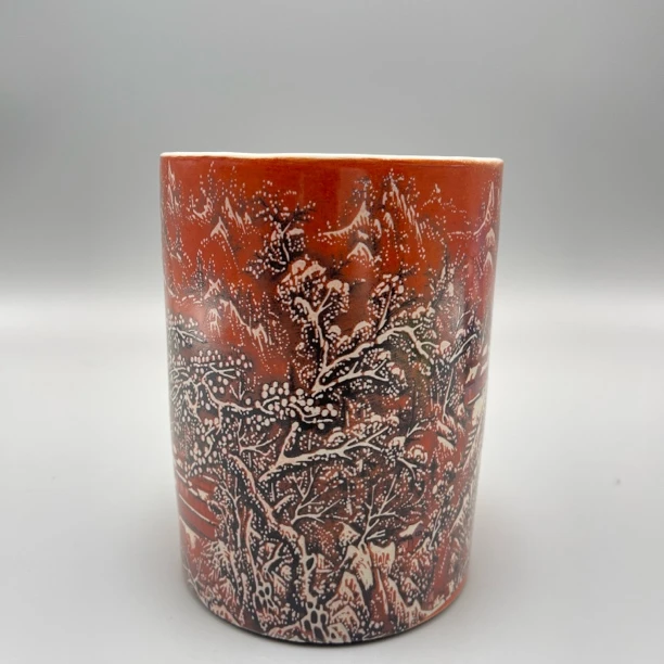 珊瑚红地墨彩万雪千山图笔筒H8307