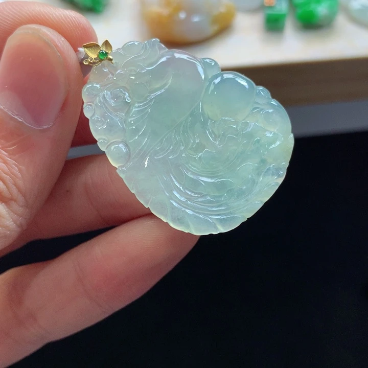 翡翠18K金镶嵌颈饰吊坠