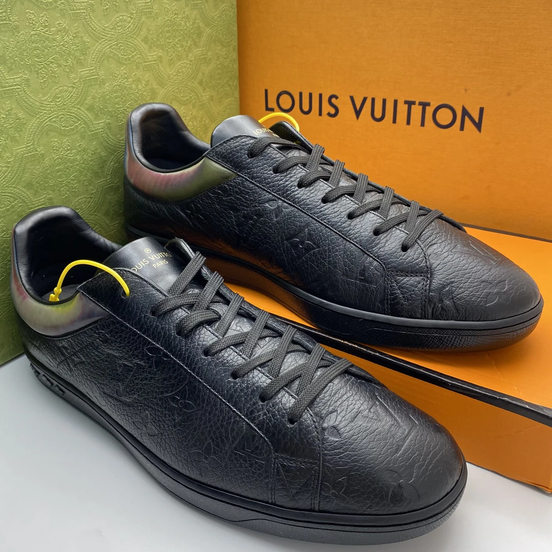95新 LouisVuitton/路易威登 42.5欧码/黑色压花镭射休闲板鞋