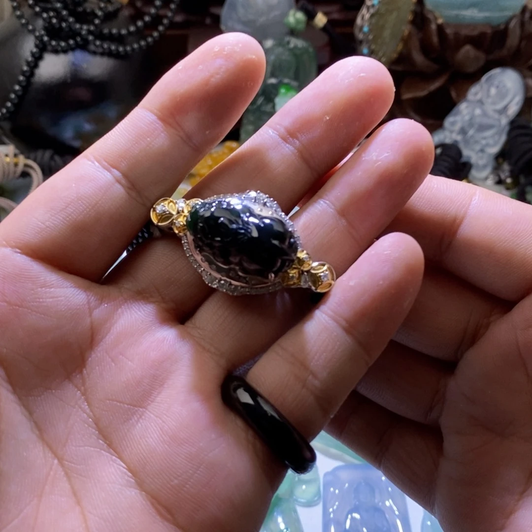 颈饰18K金镶嵌翡翠孤***?貔貅