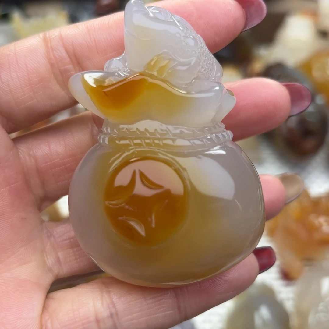 玛瑙/玉髓把件未镶嵌艺***师