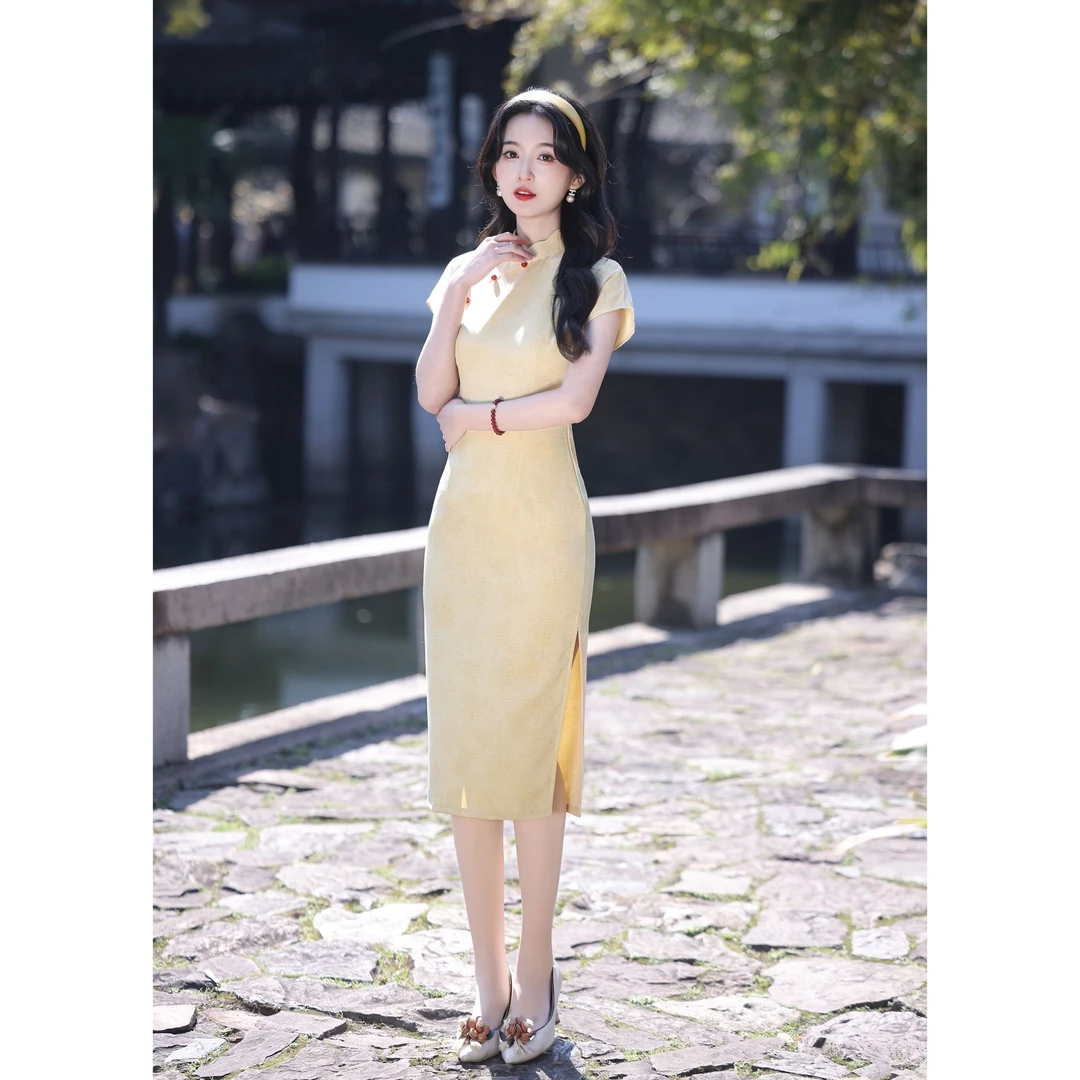 文艺风简约清新仿麻旗袍中长款2025年黄色新中式连衣裙上班可以穿
