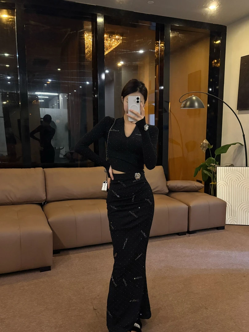 【OS&oneshow】2024秋冬款名媛高级气质黑色高奢满天星上衣鱼尾裙套