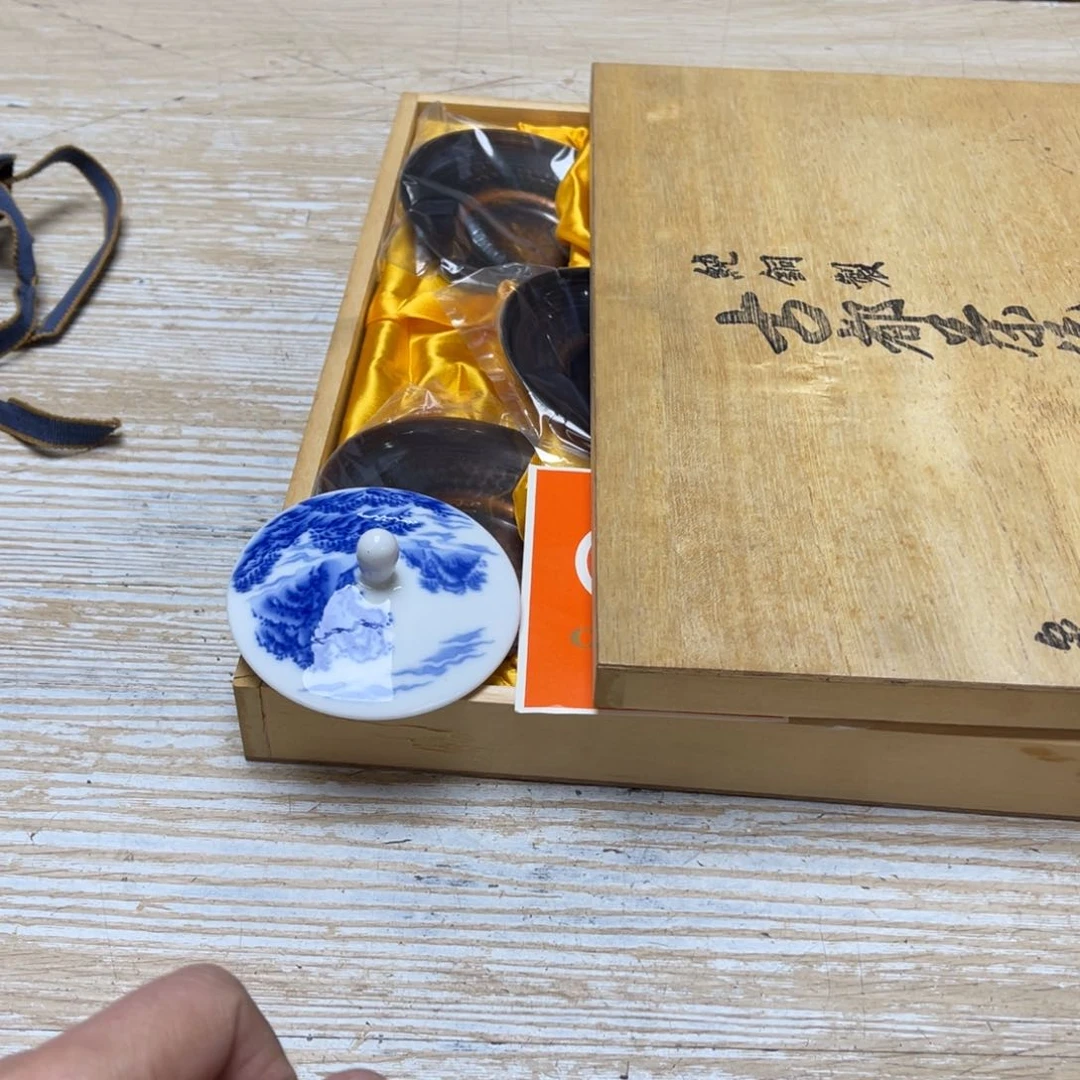 瓷片海*哥密密麻麻地排列着一个
