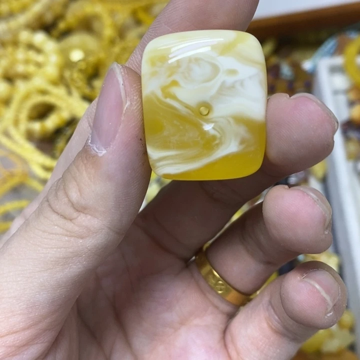 蜜蜡未镶嵌裸石吊坠