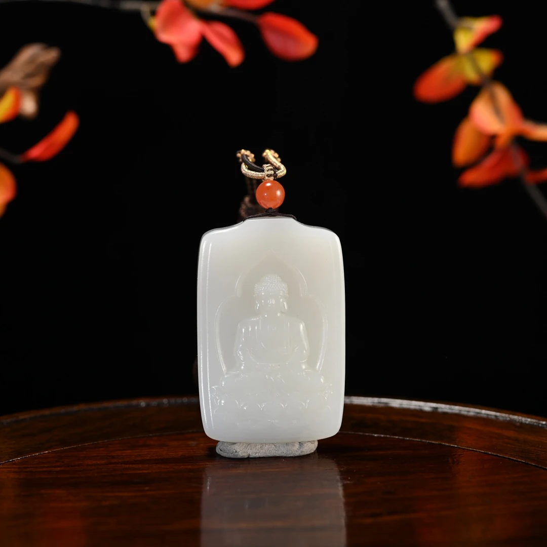 LOT8813 2511300051和田玉莲花观音牌佩/保利