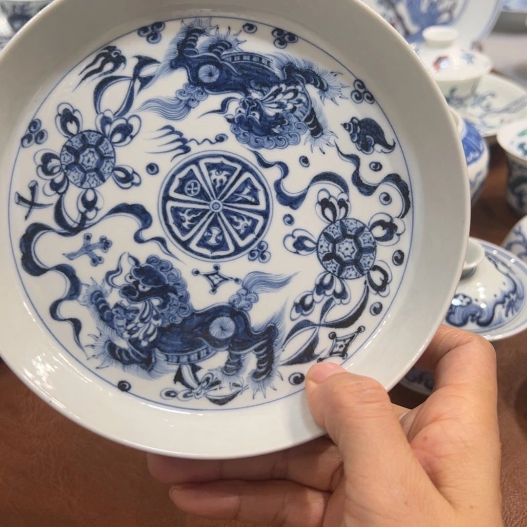 壶承青花狮子绣球壶承