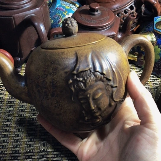 紫砂茶壶原矿泥料手工制作的紫砂壶。