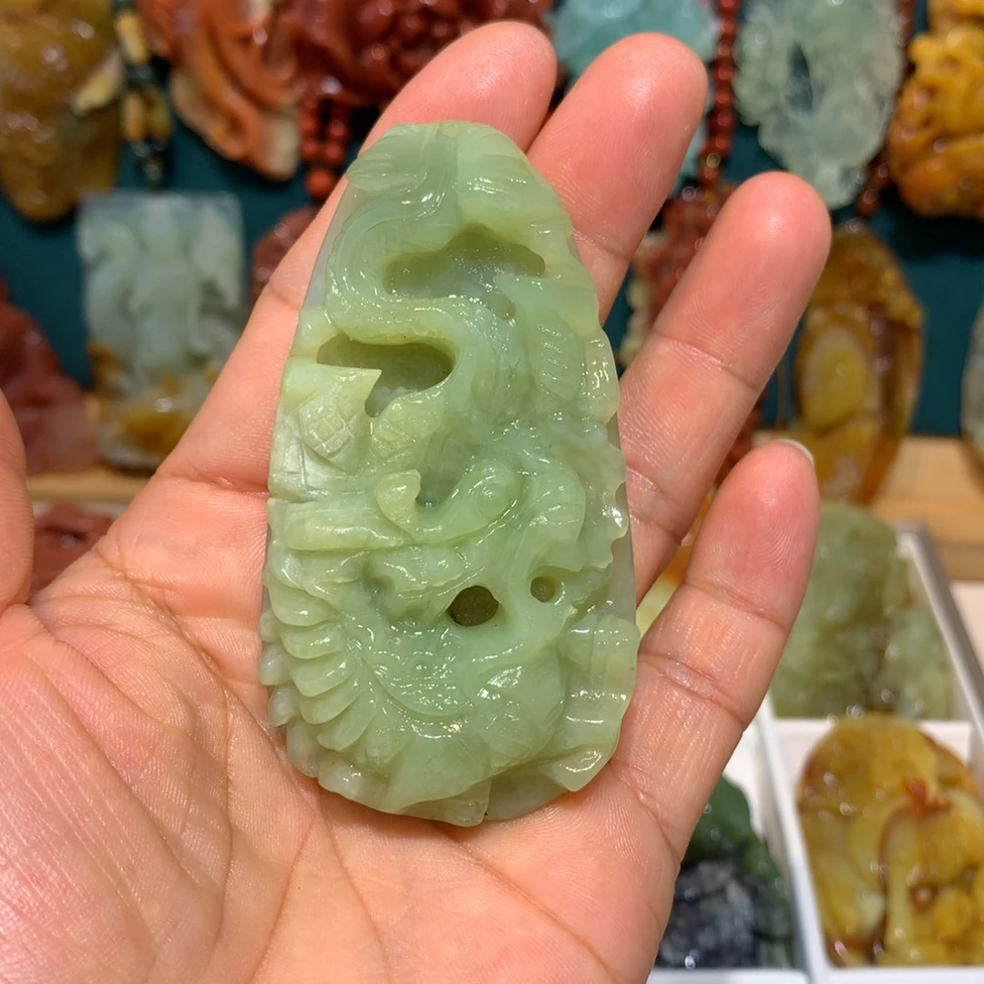 蛇纹石玉未镶嵌颈饰