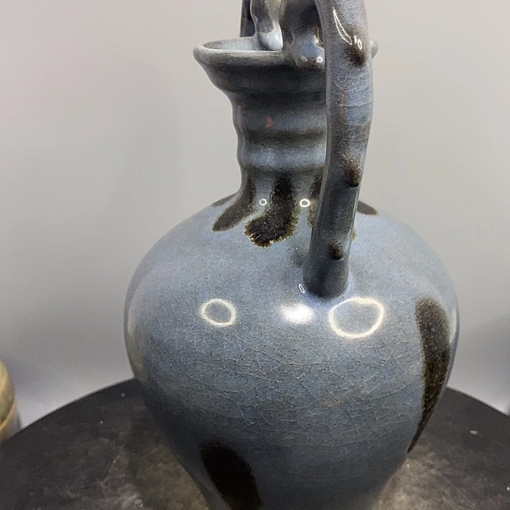 官窑双龙瓶造型美观