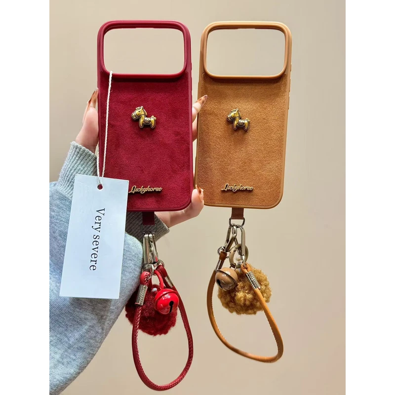 新年红绒布刺绣立体小金马手绳适用苹果17promax手机壳15iphone16
