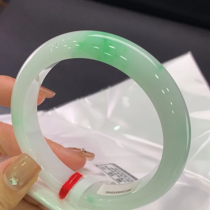 翡翠手镯未镶嵌正圈61，有黑点