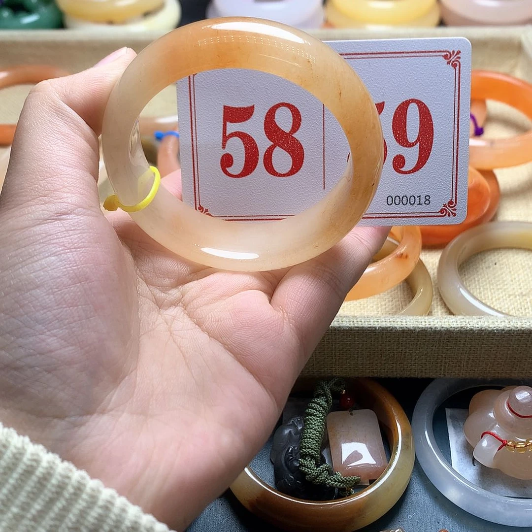 未镶嵌石英质玉（黄龙玉）手镯