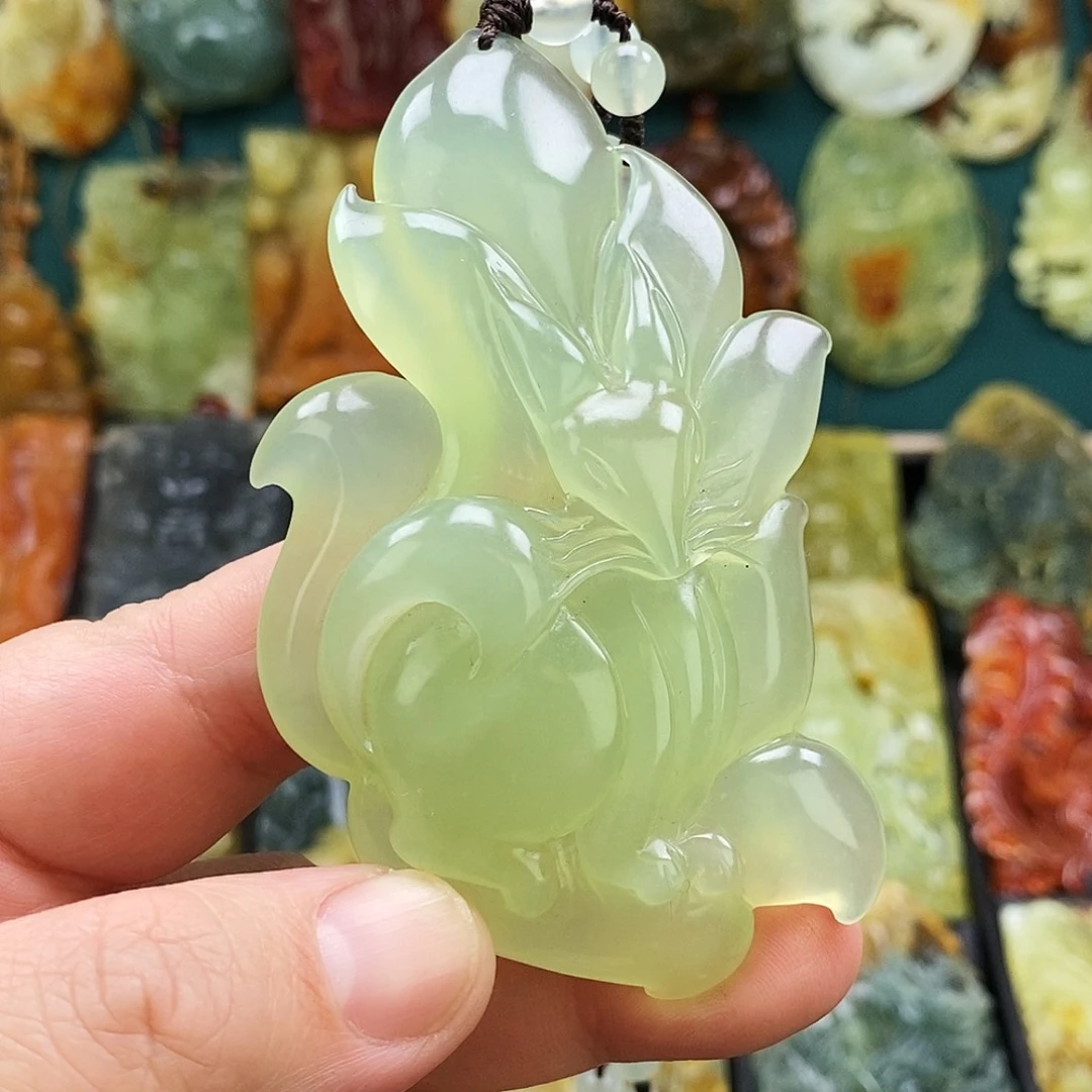 蛇纹石玉未镶嵌颈饰九尾狐