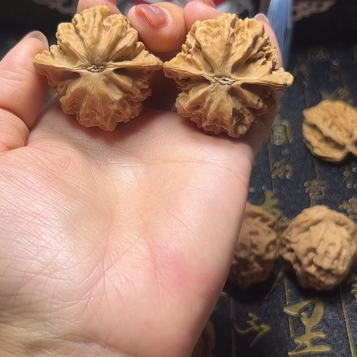 文玩核桃把件举***?39帝王