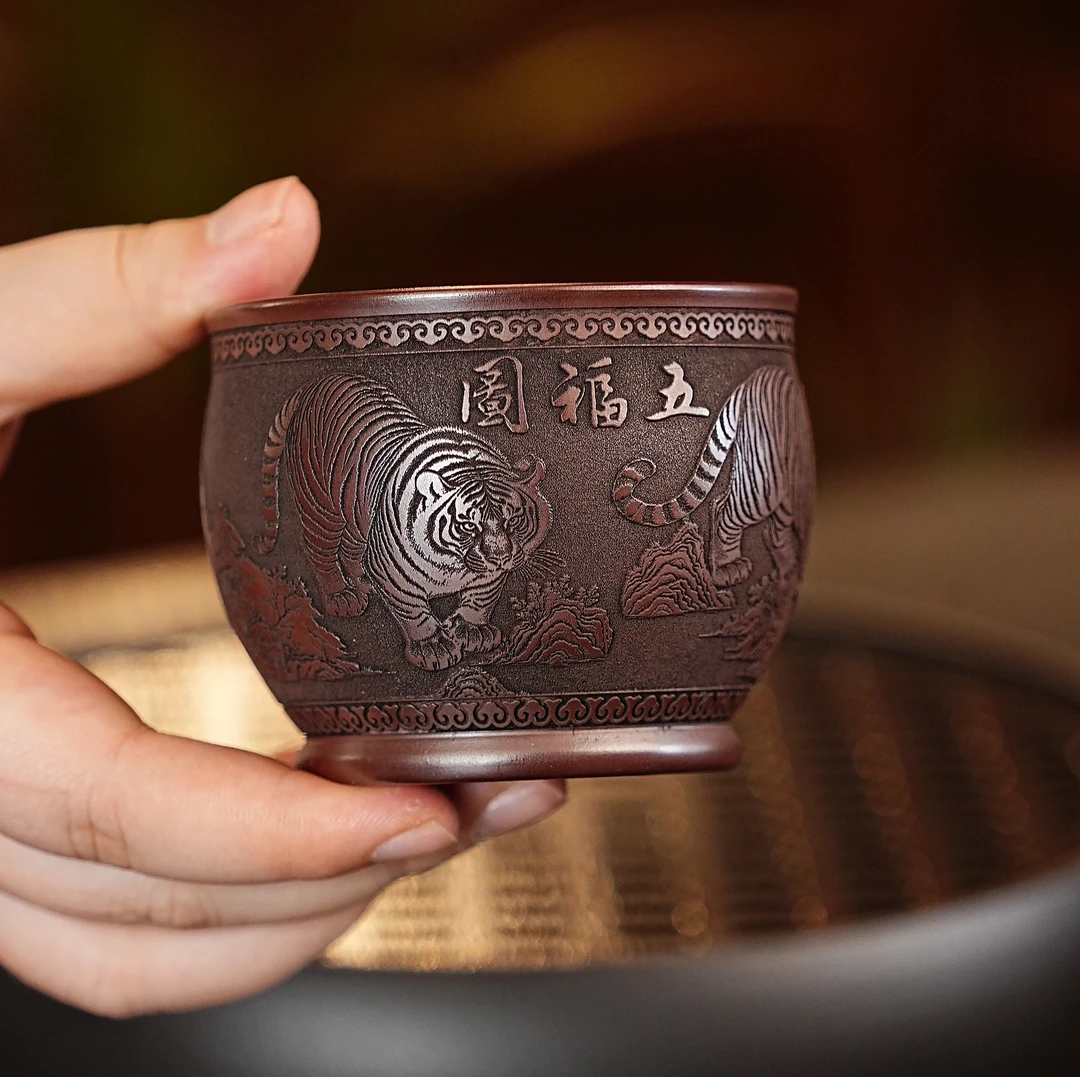 065宜兴原矿紫砂浮雕刻绘五虎图手工茶杯高档茶具主人杯品茗茶具