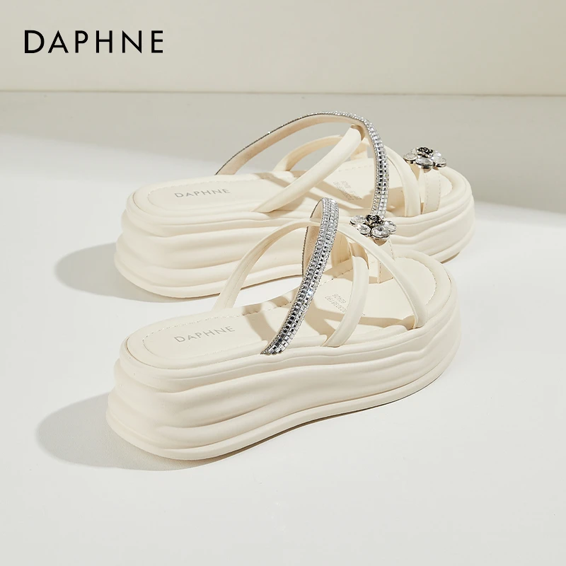 达芙妮网红厚底套趾拖鞋女夏季外穿2025新款水钻夹趾松糕一字凉鞋