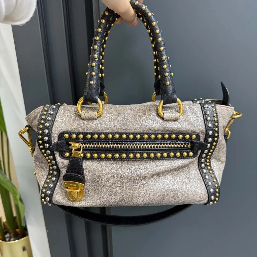 95新 Prada/普拉达 灰色铆钉手提包