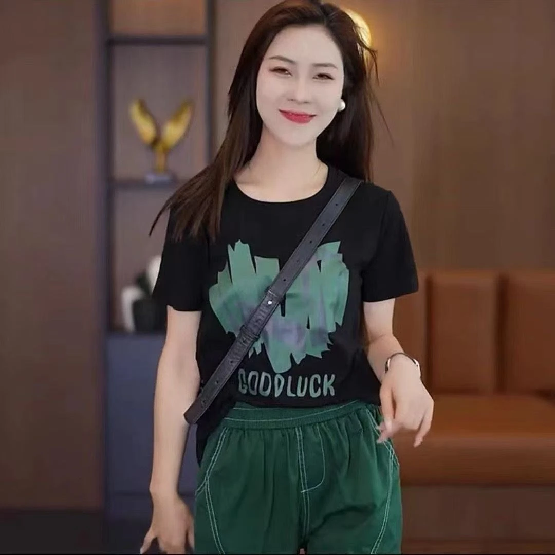 圆领绿色爱心短袖