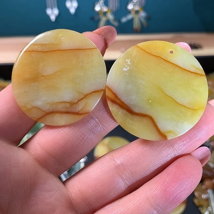 蛇纹石玉未镶嵌耳饰