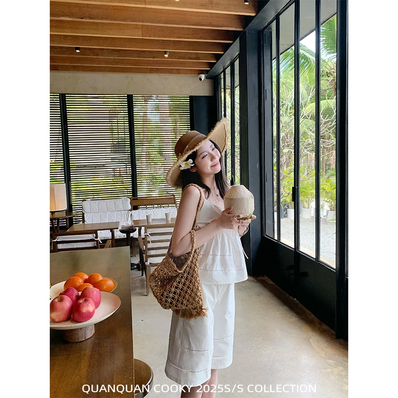 圈圈cooky 温柔天菜 纯色镂空宽松V领吊带短裤休闲两件套装L0734A