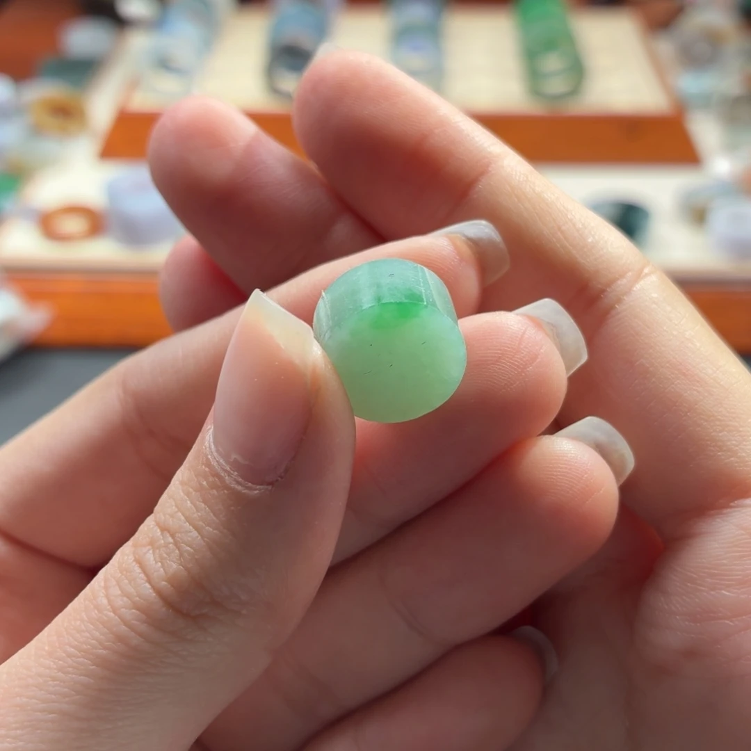 未镶嵌定制翡翠一抹绿戒指心