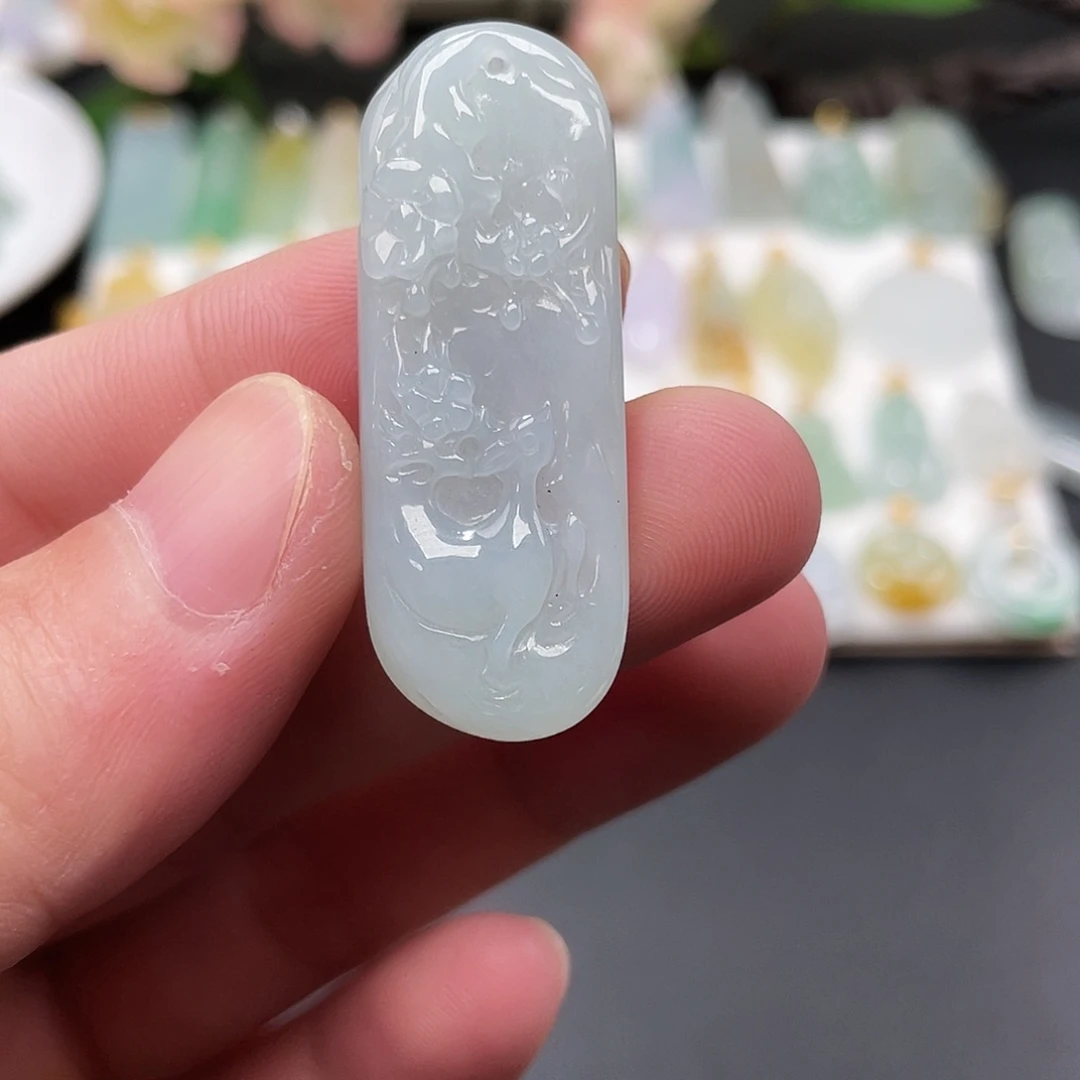 翡翠未镶嵌颈饰鹿牌