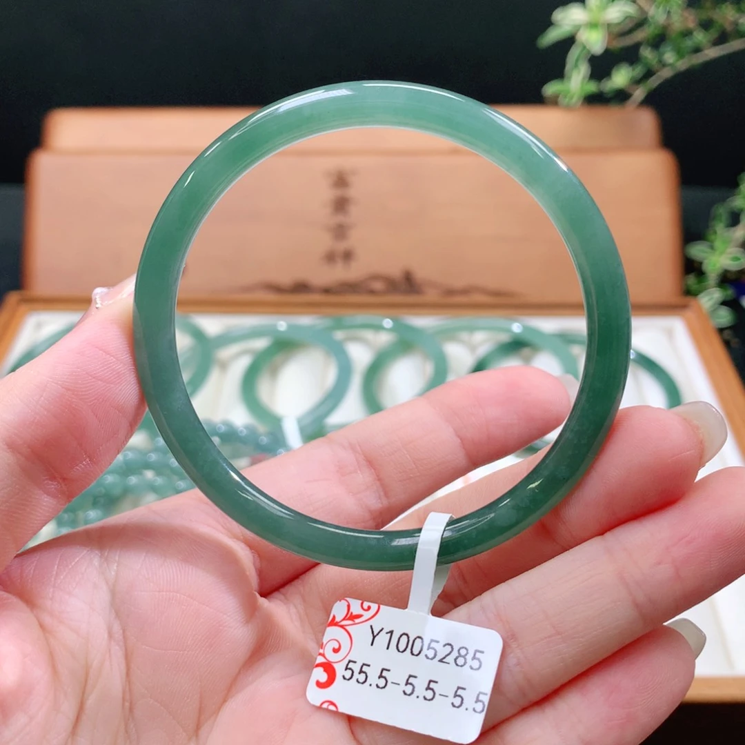 翡翠手镯未镶嵌天然