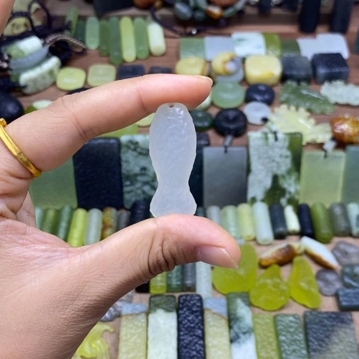 ，***！未镶嵌蛇纹石玉颈饰