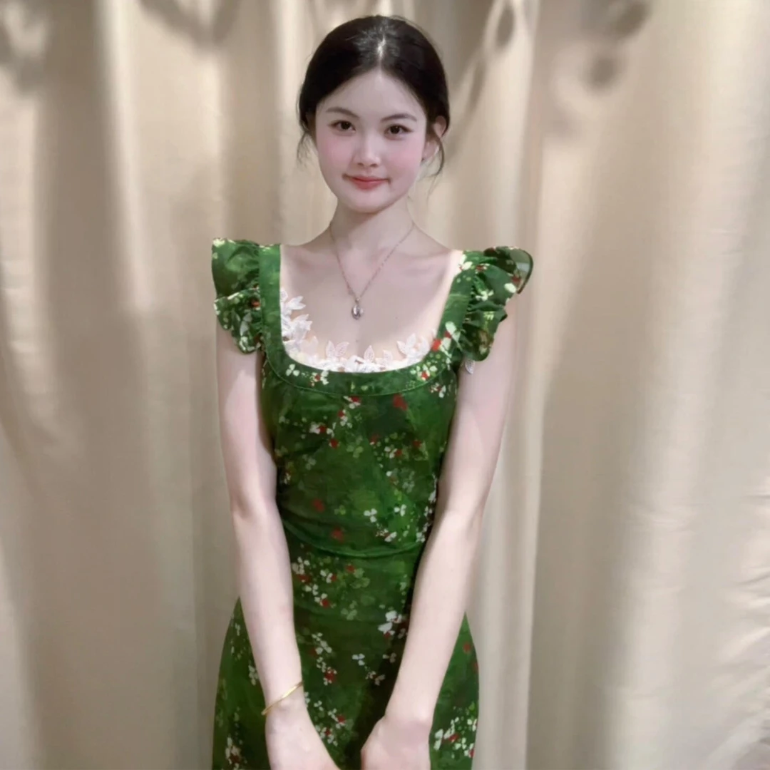 法式小飞袖绿色碎花连衣裙子女夏季2026新款高级蕾丝方领收腰长裙
