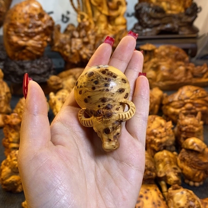 崖柏牛气冲天手把件手把件