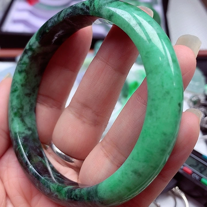 翡翠手镯未镶嵌翡翠