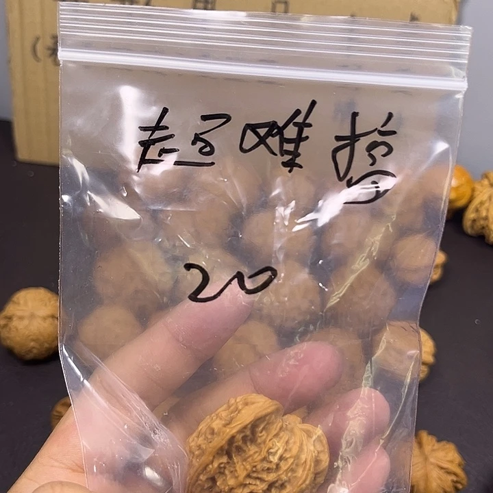 超***生吊坠桃核三棱丁字