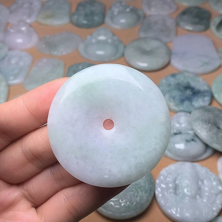 翡翠未镶嵌颈饰平安扣