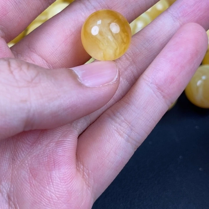 未镶嵌琥珀裸石微瑕54