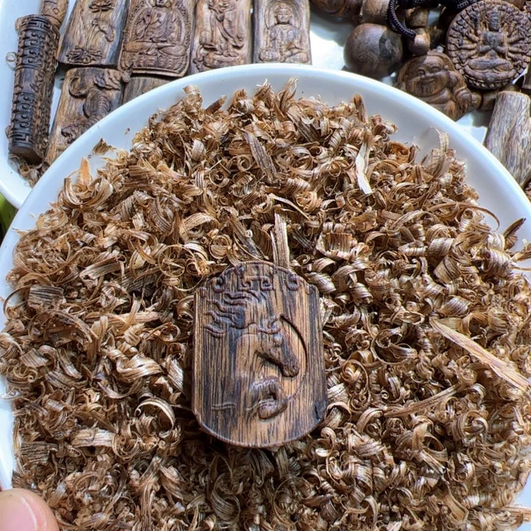 沉香碎屑沉香白棋雕刻4克