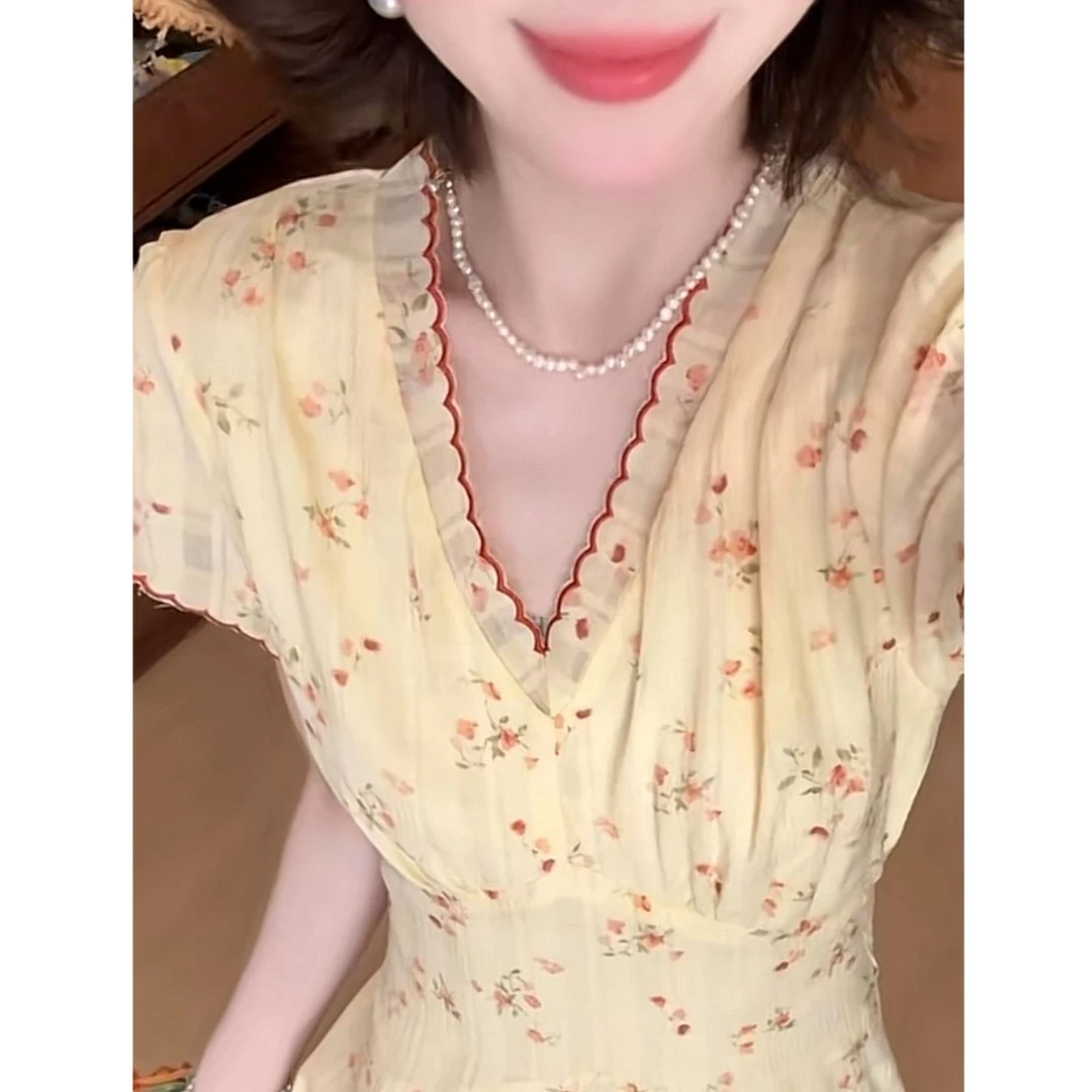 2025纯欲气质V领小岛蔷薇碎花显瘦小众设计感连衣裙