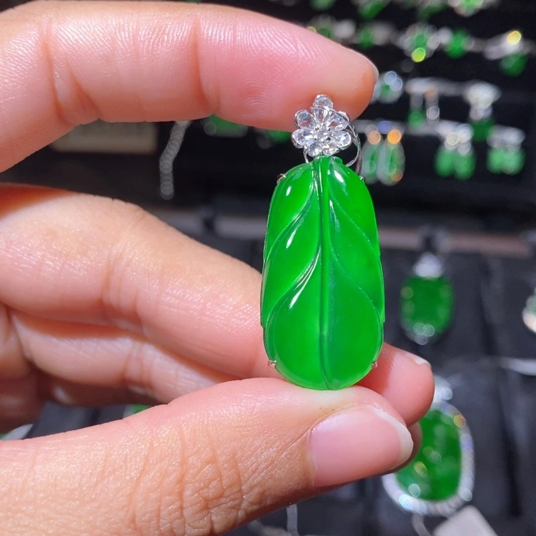 颈饰18K金镶嵌翡翠叶子吊坠