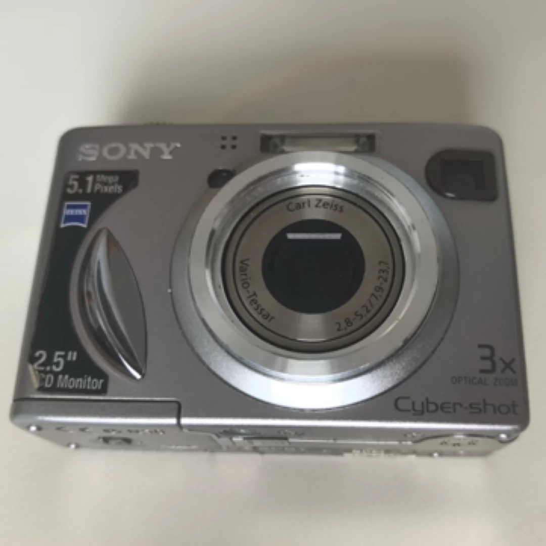 9新  索尼w5  510万像素 3倍变焦，自备5号电池  no退换