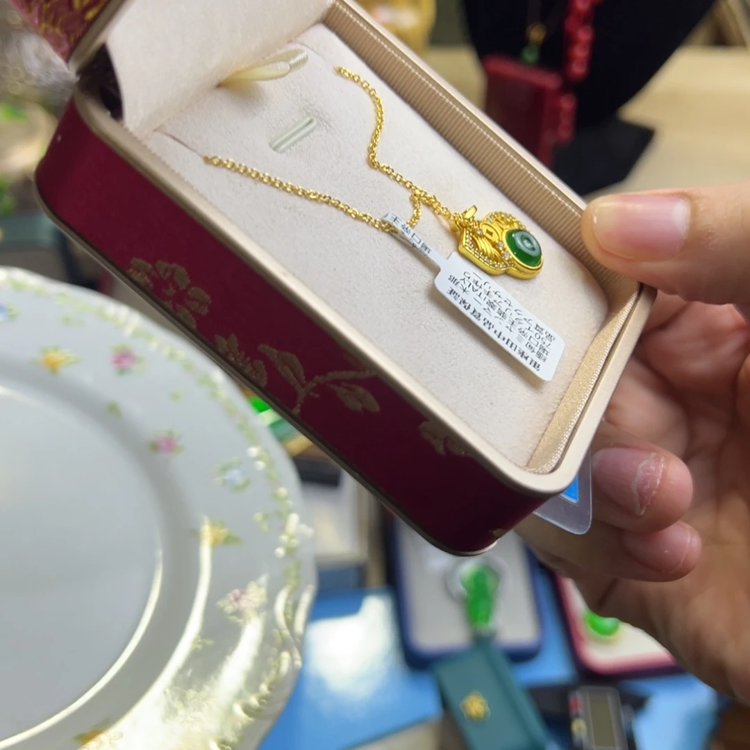 b 金银珠宝玉石镶嵌的建盏