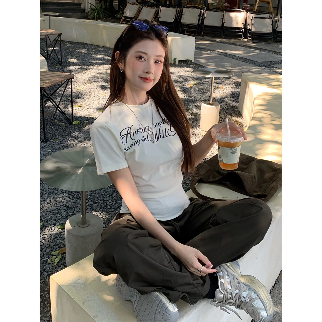 【尔给】潮牌夏季爆款修身显瘦字母t恤女小众时尚高级感收腰上衣