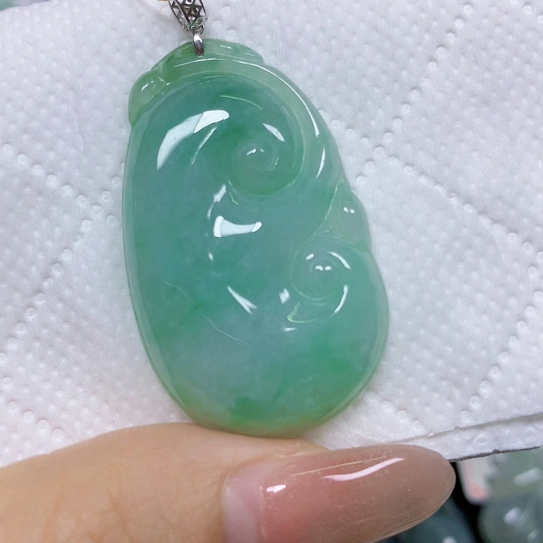 颈饰18K金镶嵌翡翠挂件