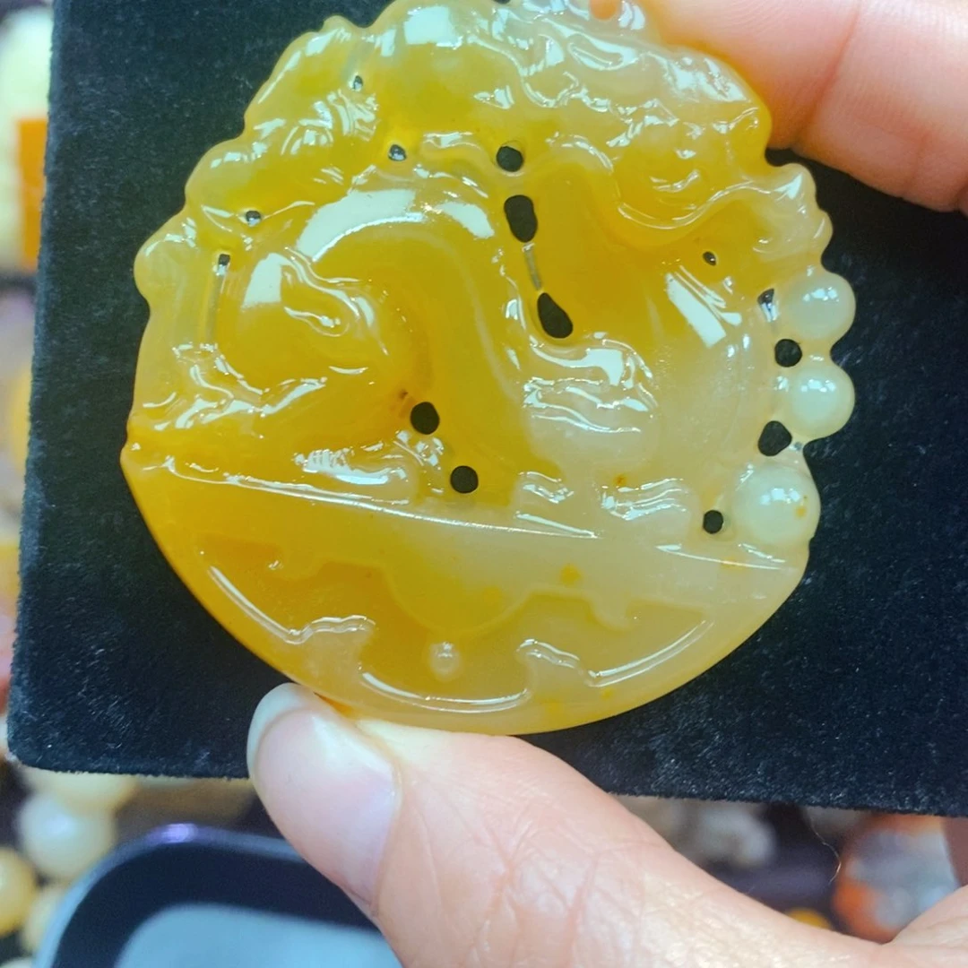 未镶嵌石英质玉（黄龙玉）颈饰