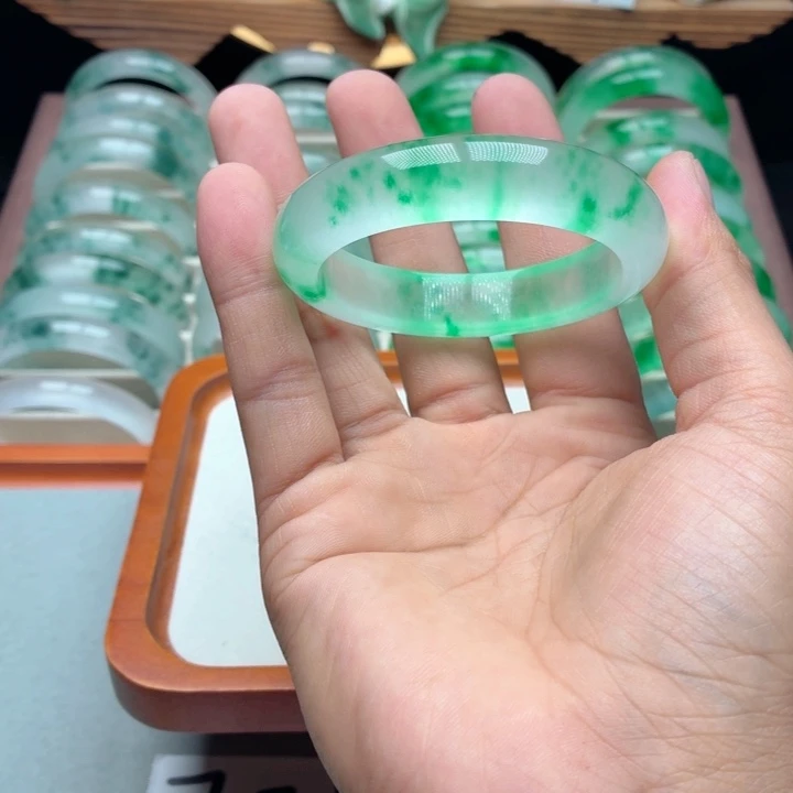 梦***石英质玉未镶嵌手镯