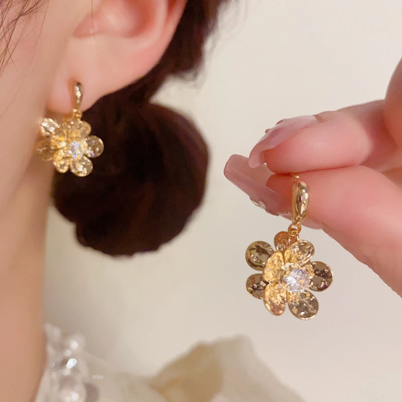 铜合金合成锆石耳饰 简约设计感金属双面花朵耳坠个性轻奢百搭