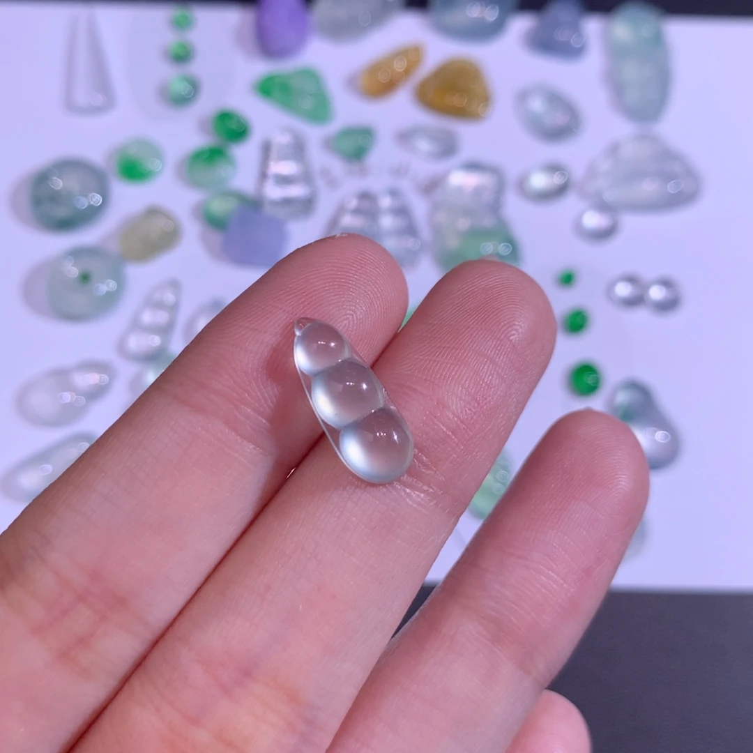 翡翠未镶嵌颈饰豆子